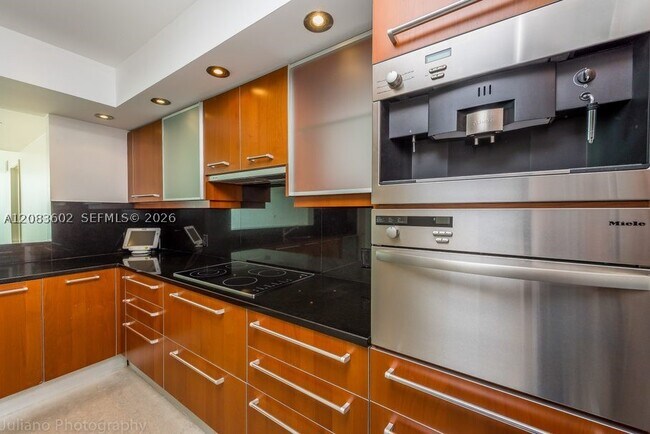 Building Photo - 1331 Brickell Bay Dr