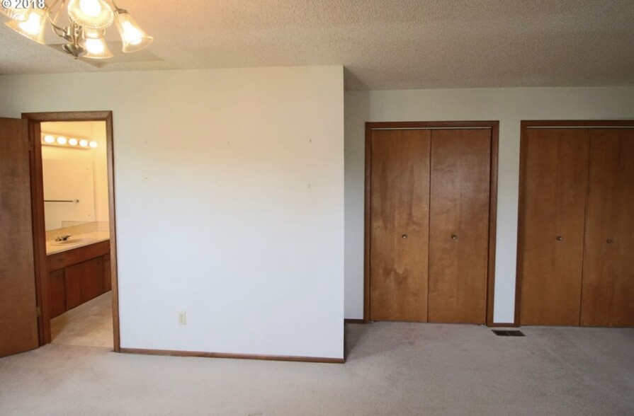 Upstairs Bedroom with bathroom - 7212 N Hodge Ave