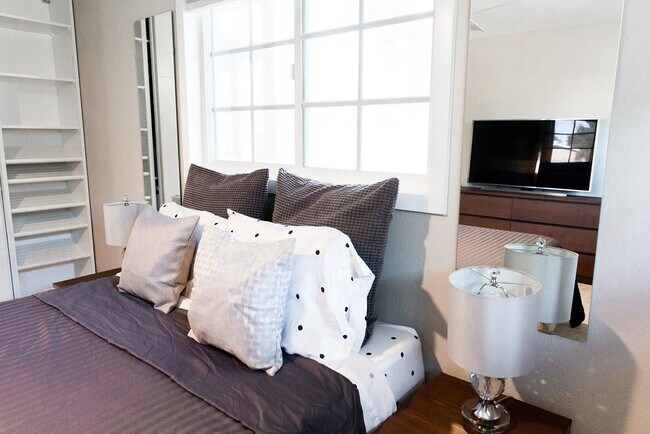 Building Photo - Gorgeous Fully Furnished 3 Bd 2 Bath Vacat...