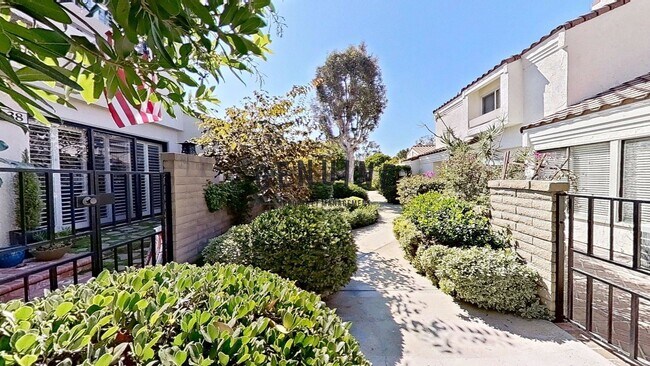 Building Photo - Charming 2Bd 2Ba Condo