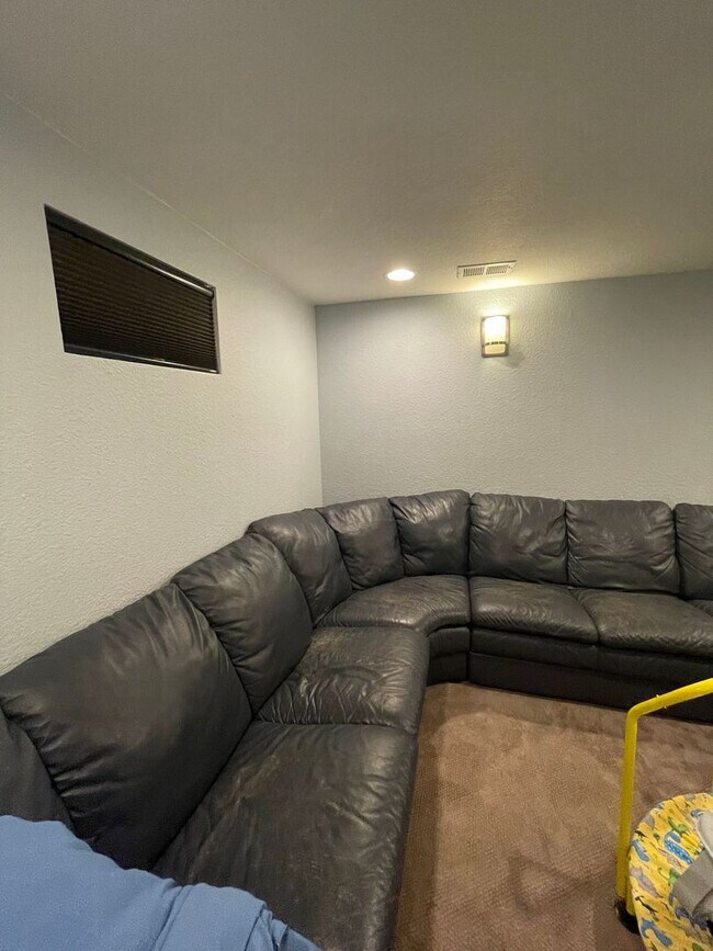 Building Photo - Reduced $2995 BOULDER HOME 5 BEDROOM, 3 FU...