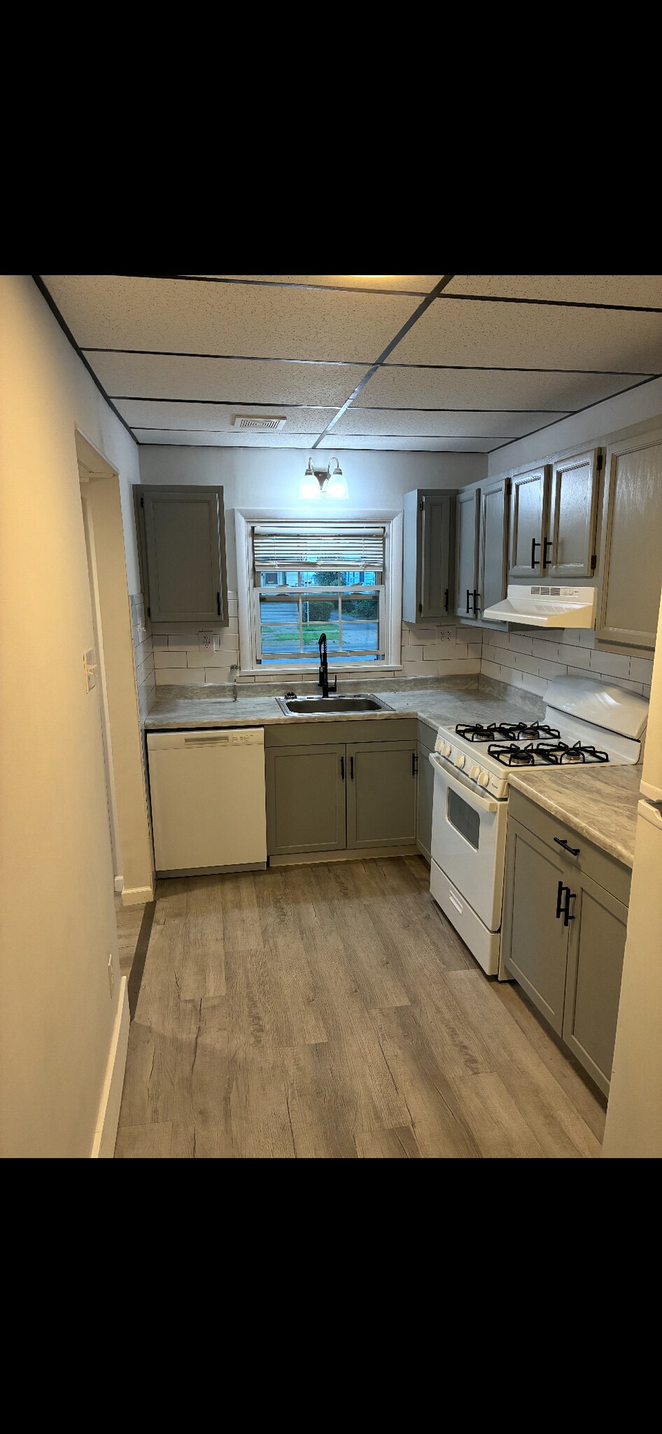 Upgraded kitchen with dishwasher and appliances - 3 Ross St