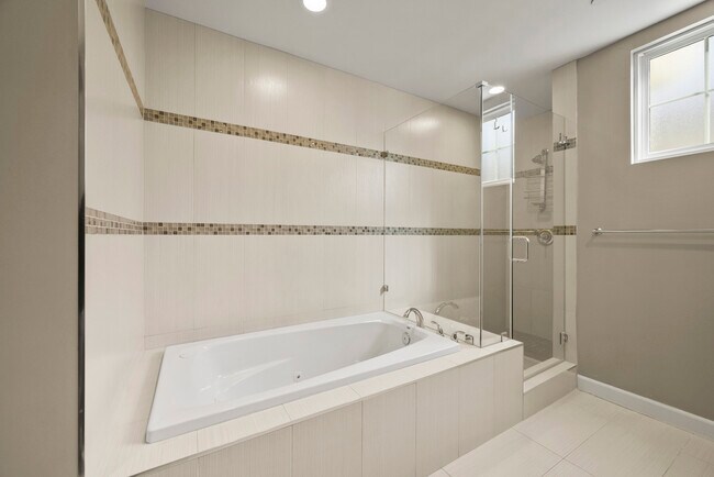 Building Photo - 342 Myrtle St