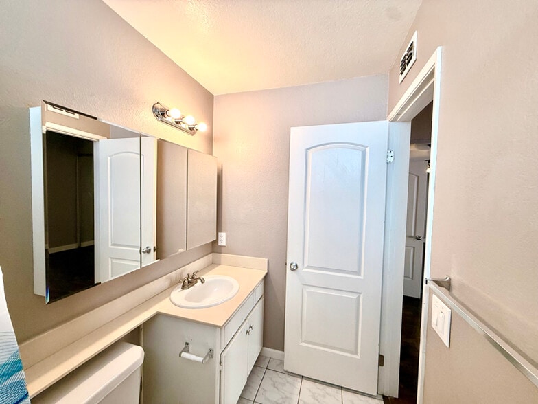 Building Photo - 932 Blossom Hill Dr