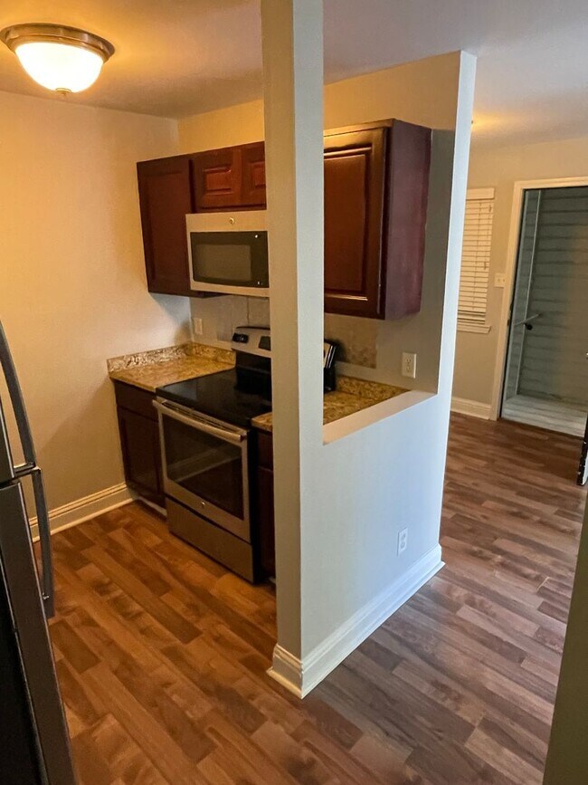 Building Photo - Renovated 1BD/1BA 2 Blocks Off St Charles Ave