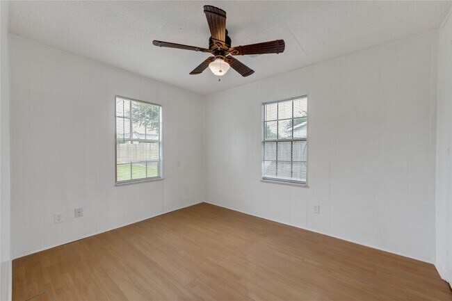 Building Photo - 2205 Kingsdale Dr