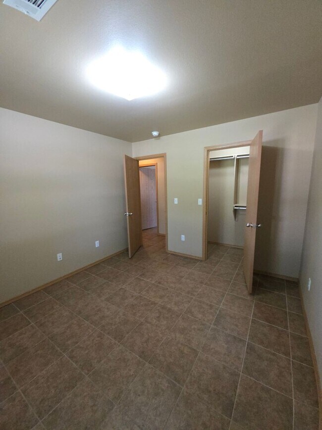 Building Photo - 619 Resimont Dr