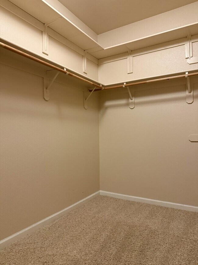 Building Photo - Polished and Chic 4/2 Available NOW!!