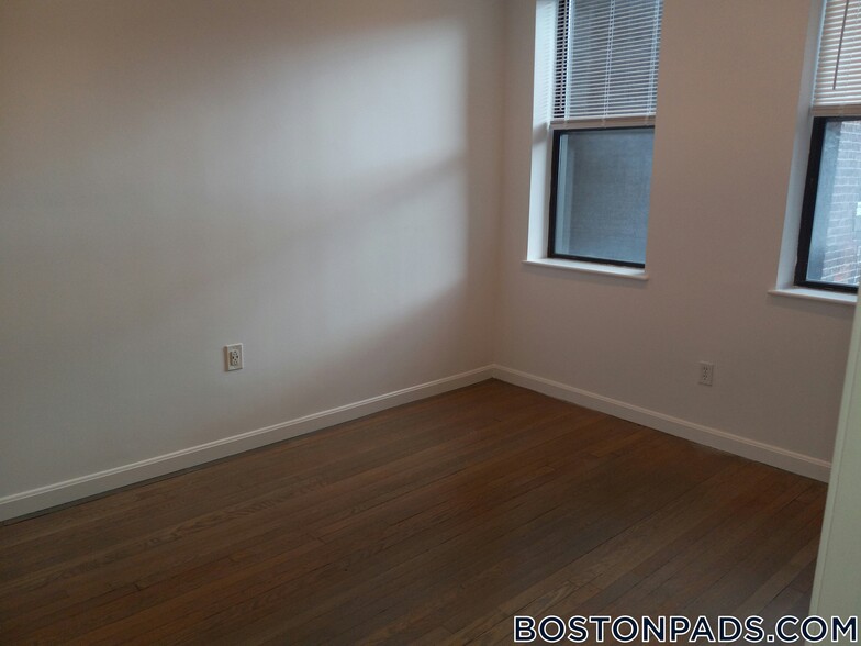 Building Photo - 11 Queensberry St