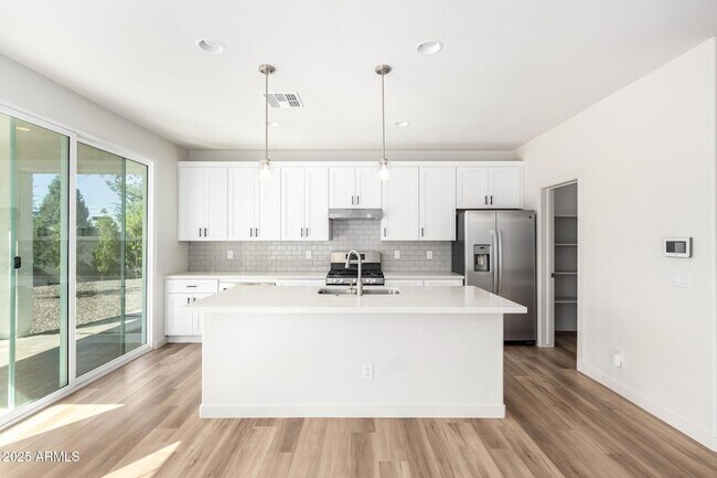 Building Photo - 6556 N 15th Dr
