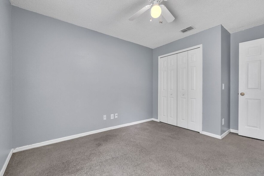 Building Photo - 4454 King Edward Dr