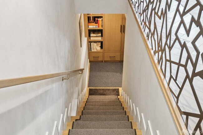 Building Photo - 7 Seymour St