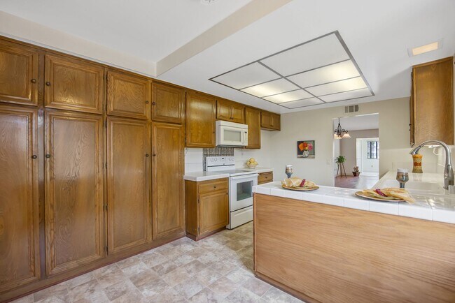 Building Photo - 2 bedroom and 2 bathroom |Leisure Village ...