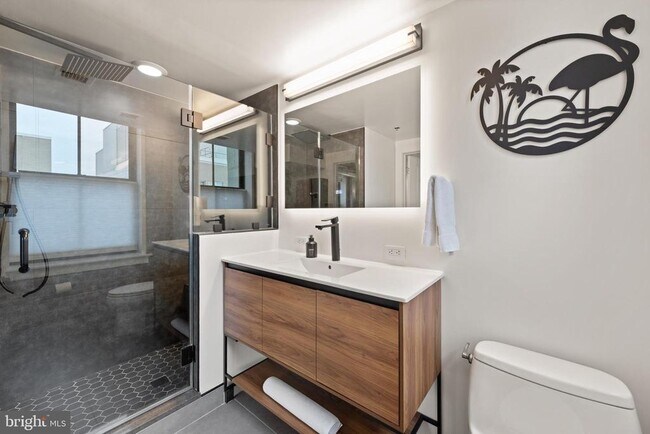 Building Photo - 916 G St NW