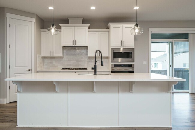 Building Photo - Charming 3-Bedroom, with Office and 2 Bath...