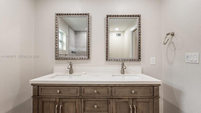 Building Photo - 740 Beachwood Ln