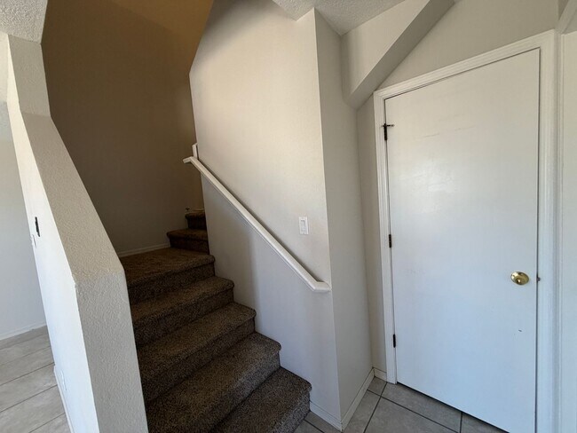 Building Photo - 3 Bedroom Home Near Unser Blvd NW & Ladera Dr NW!