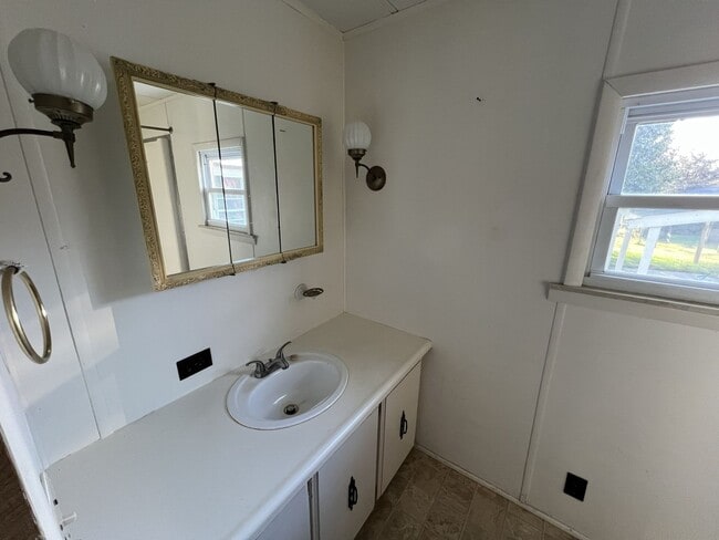 Building Photo - TWO BEDROOM HOME IN WILLIAMSBURG - GREAT L...