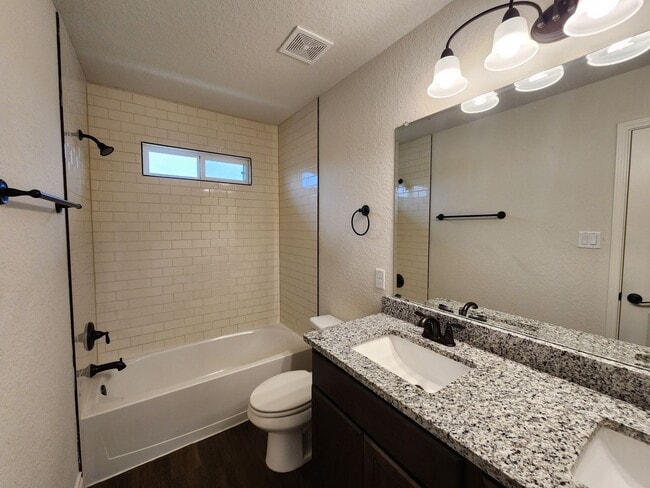 Building Photo - 1 MONTH FREE RENT/ 3/2.5/1.5 Fourplex Clos...