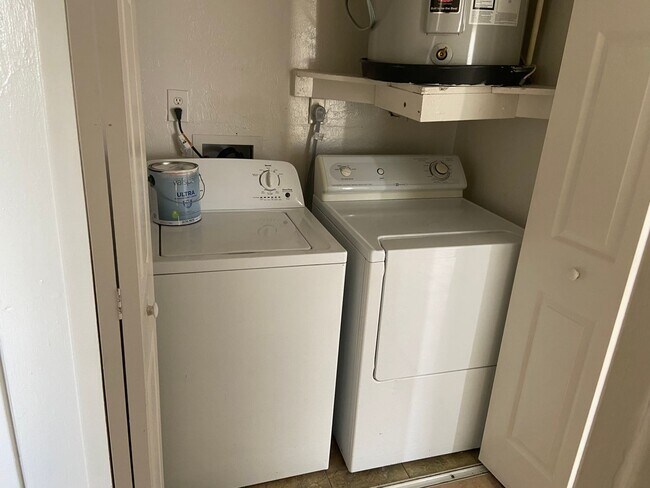 Building Photo - 2 Bedrooms 1 Bath Duplex
