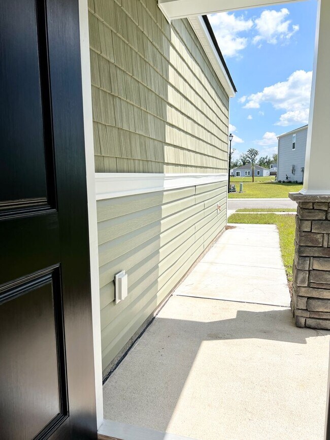 Building Photo - FOUR Bedrooms! SUPREME location! Move in ready!
