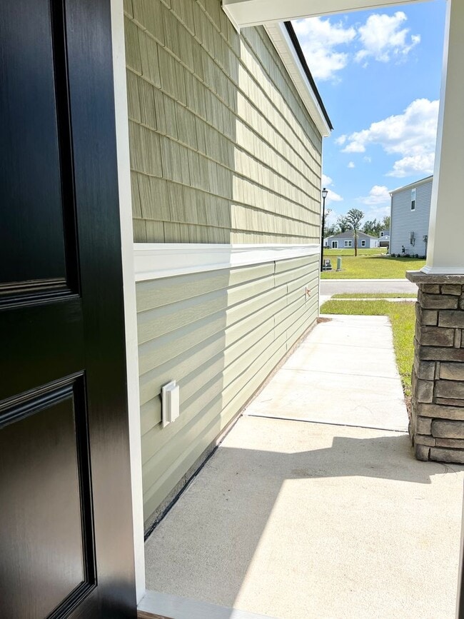 Building Photo - FOUR Bedrooms! SUPREME location! New & mov...