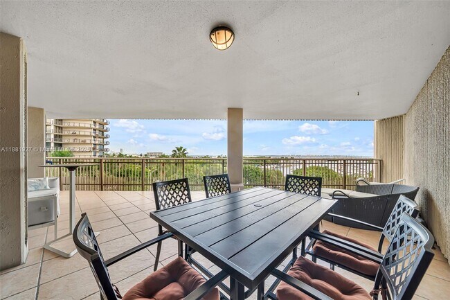 Building Photo - 2901 S Bayshore Dr
