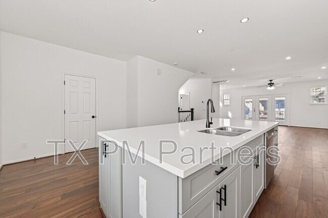 Building Photo - 10949 Cannes Memorial Dr