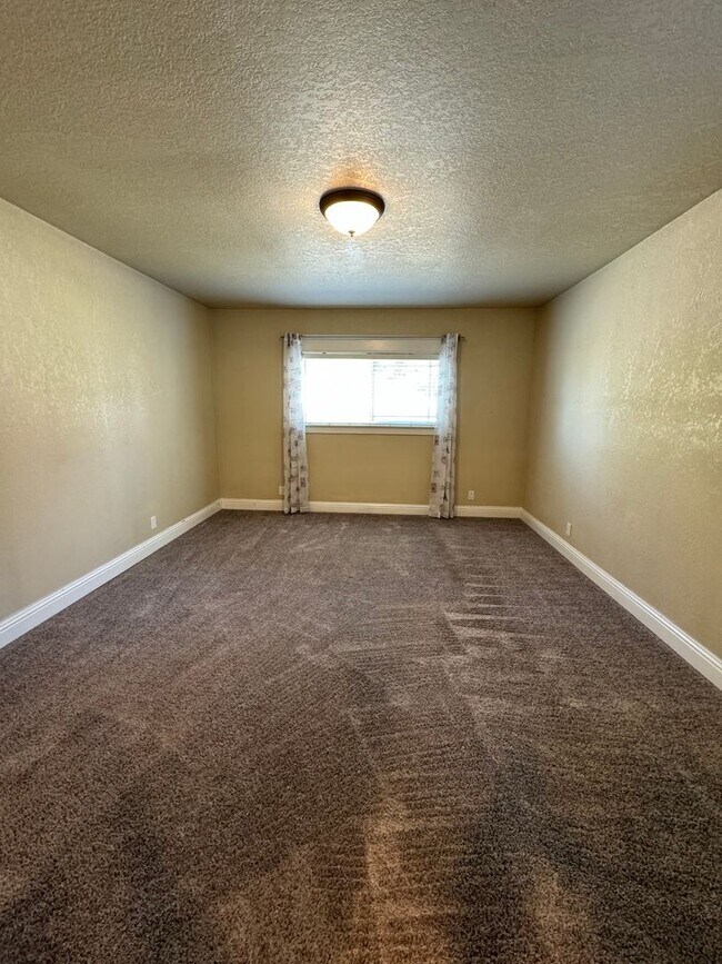 Building Photo - 3 bed 2.5 bath near Pacific Terrace