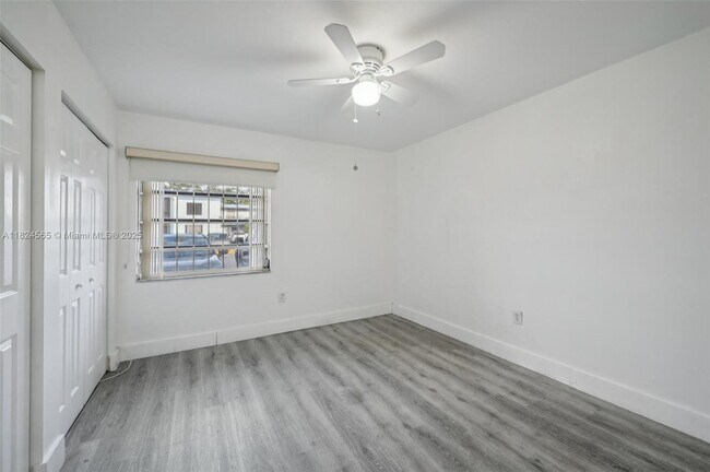 Building Photo - 145 SW 30th Ct