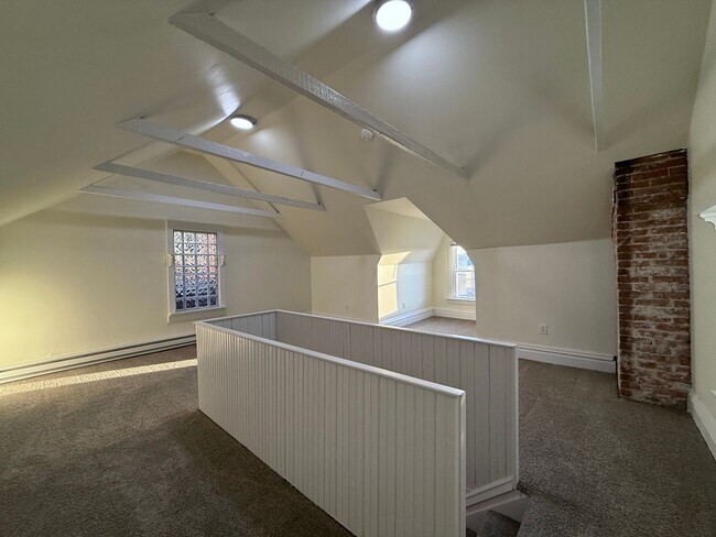 Building Photo - Updated 3BR 1 bath house now showing!