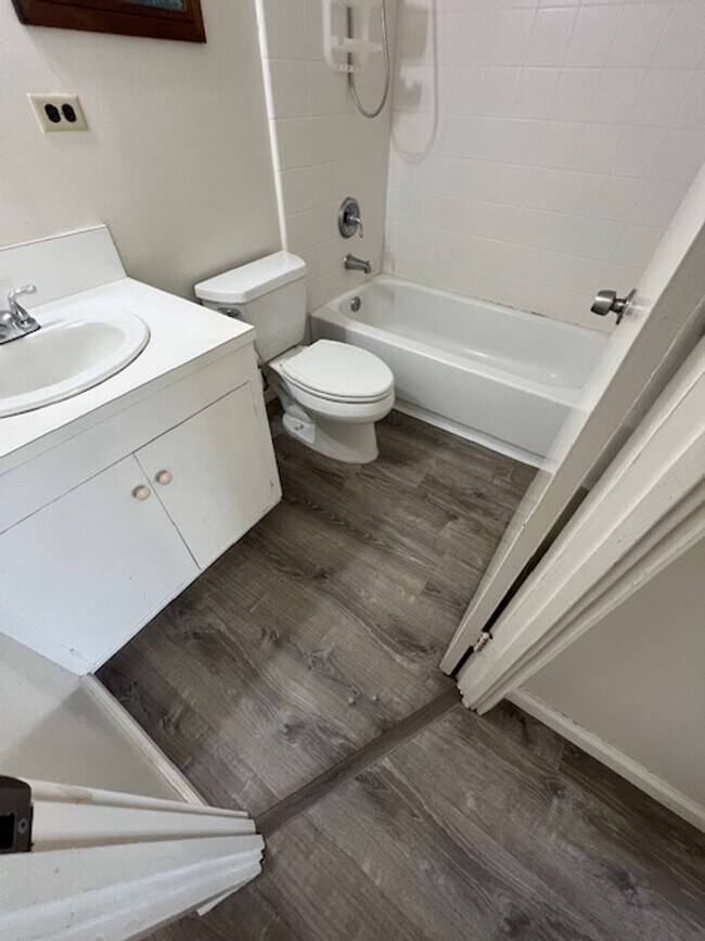 Building Photo - Available now!  2 bedroom/ 1 bathroom/ 1 covered parking stall in Salt Lake