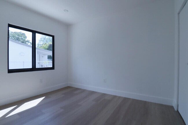 Building Photo - 6825 NW 5th Ct