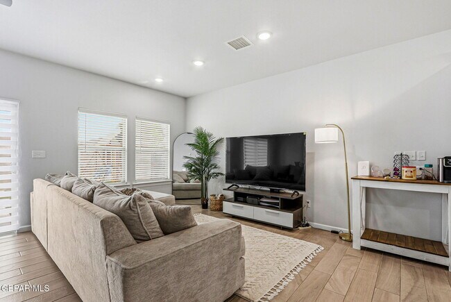 Building Photo - 6556 Ta Suil Pl