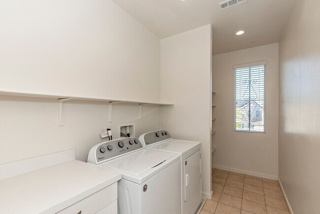 Building Photo - Comfort Meets Coastal Living 4 Bed 2.5 Bath in Oceanside!