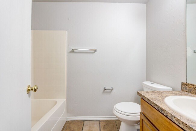 Building Photo - Cute 3BD/2BTH Duplex in Central East Norman!