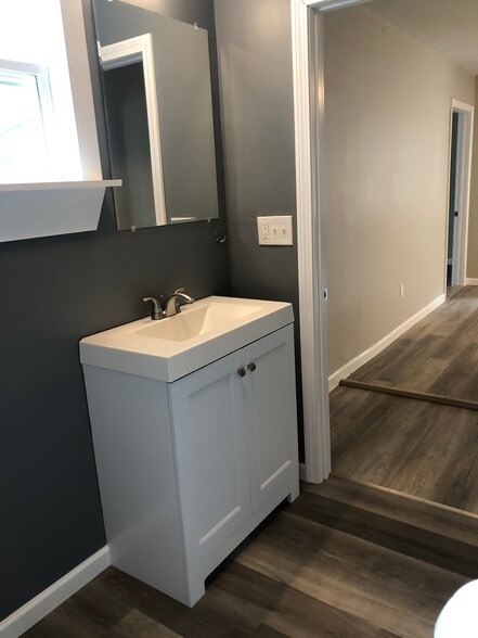 Main bath - 15 Pineview Ave