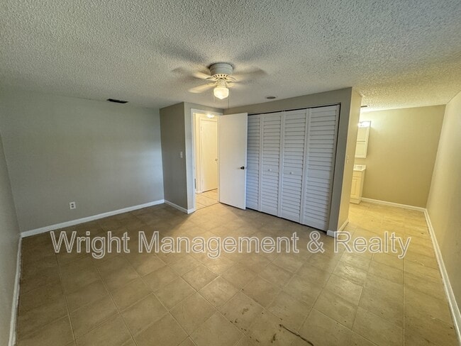 Building Photo - 8508 Pinehurst Dr