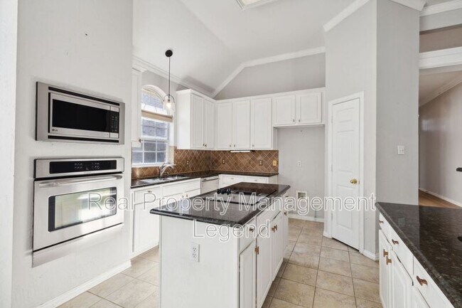 Building Photo - 8012 Greenwood Dr