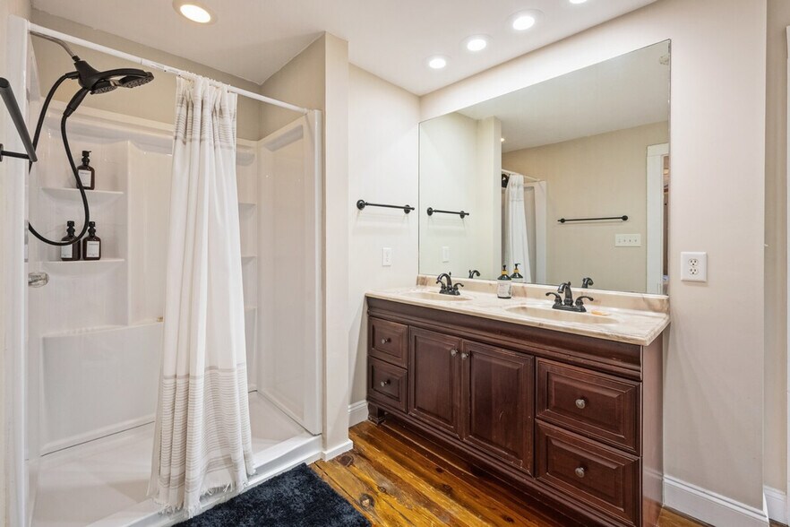 Building Photo - 220 Cleland St