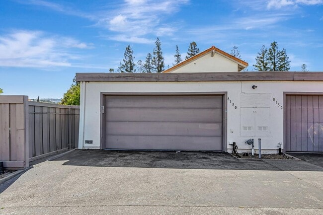 Building Photo - 8130 Park Villa Cir