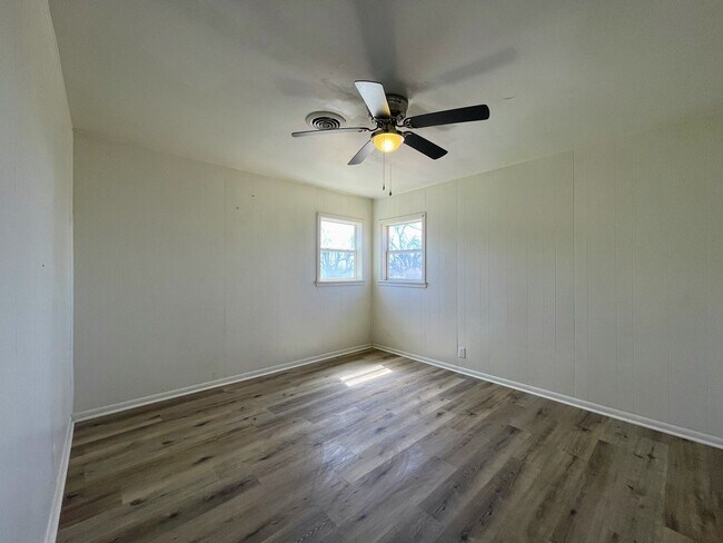 Building Photo - Cozy 3-Bedroom Home with Spacious Front Porch – Perfect for Small Families!