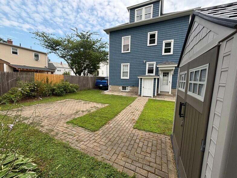 Building Photo - 582 Admiral St