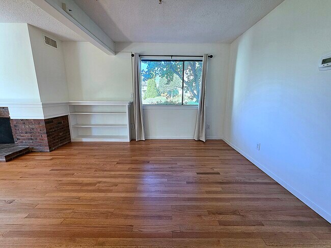 Building Photo - 563 Heritage Vlg