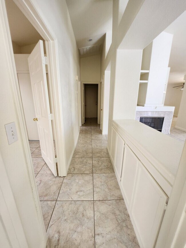 Building Photo - 137 Windy Creek Ave