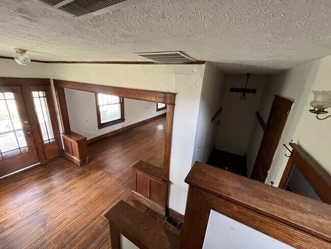 Building Photo - 5 BD/2BA Home next to Kirkwood with fenced backyard!