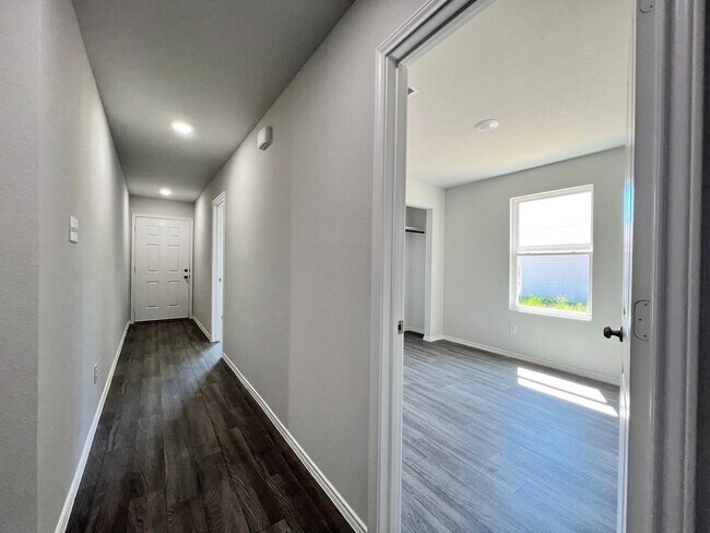 Building Photo - New Home in New Tolar Oaks Neighborhood