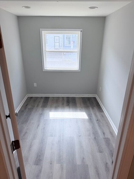 Building Photo - 624 20th St NE