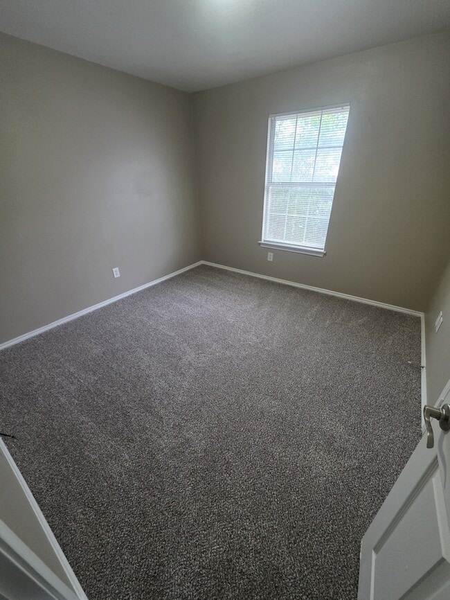 Building Photo - 3 bed 2 bath home
