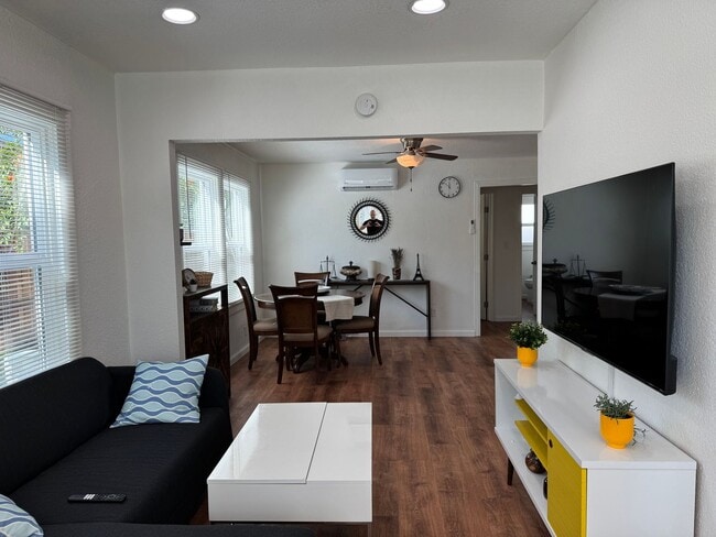 Building Photo - Downtown Sacramento 2 Bedroom, 1 Bath 850 sqft. Townhome for Lease.